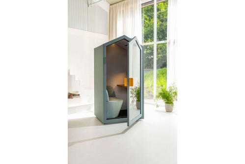 Акустична шумоизолираща кабина Cottage Pod в домашна среда с отворена врата пред голям прозорец