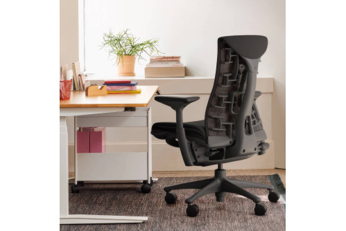 Ергономичен стол Herman Miller Embody в домашен офис до бюро