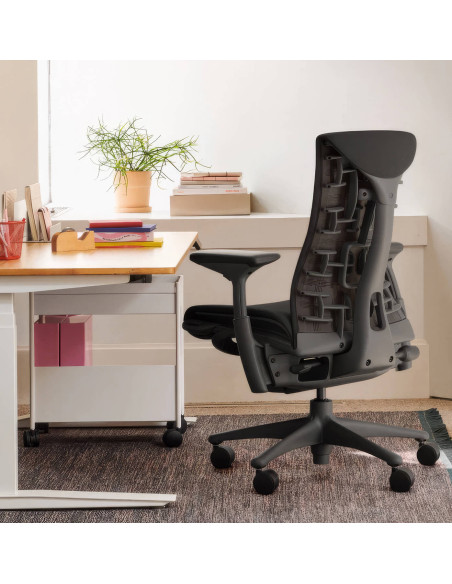 Ергономичен стол Herman Miller Embody в домашен офис до бюро