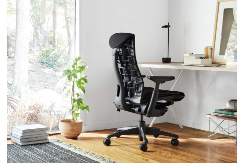 Herman Miller Embody ергономичен офис стол до работно бюро