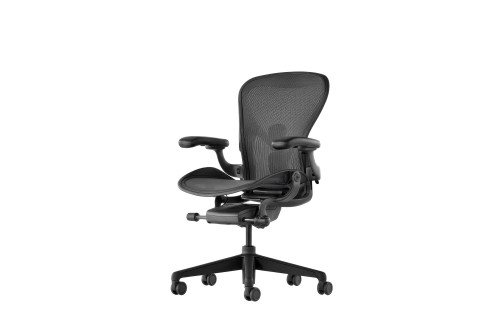 Ергономичен стол Herman Miller Aeron Remastered в цвят графит – изглед отпред под ъгъл