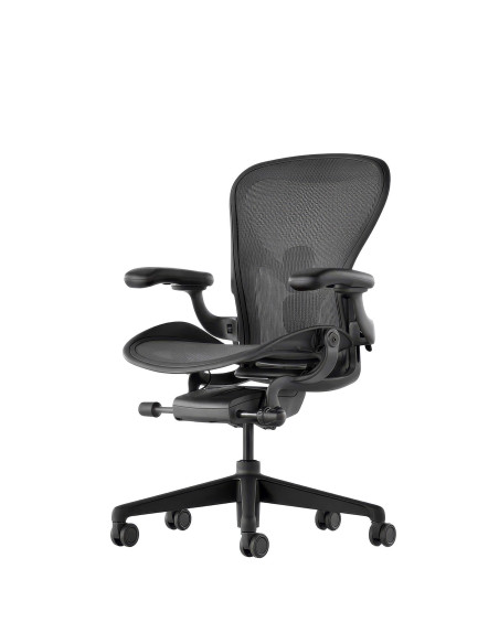 Ергономичен стол Herman Miller Aeron Remastered в цвят графит – изглед отпред под ъгъл
