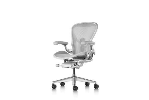 Ергономичен стол Herman Miller Aeron Remastered, размер C, Mineral с полирана алуминиева основа – изглед под ъгъл