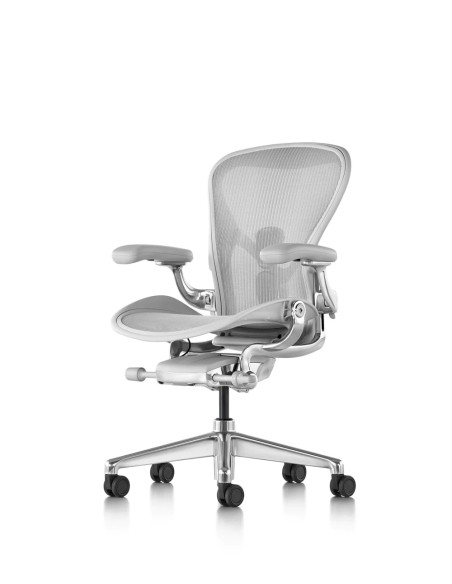 Ергономичен стол Herman Miller Aeron Remastered, размер C, Mineral с полирана алуминиева основа – изглед под ъгъл