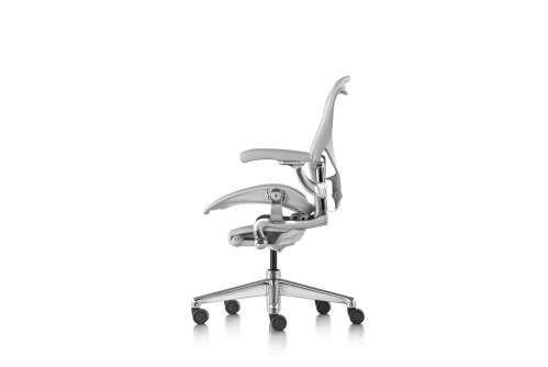 Офис стол Herman Miller Aeron в пълно оборудване – страничен изглед с подлакътници и механизъм за наклон