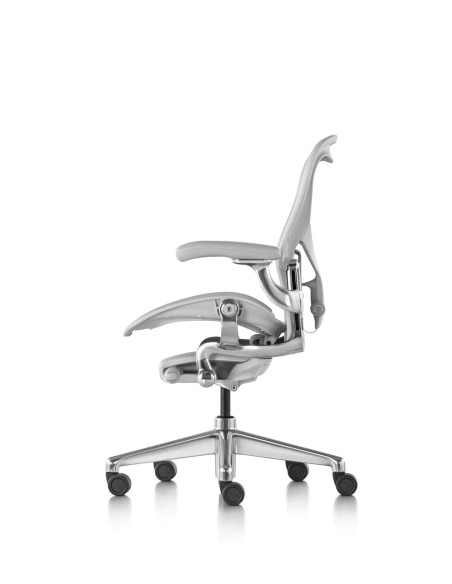 Офис стол Herman Miller Aeron в пълно оборудване – страничен изглед с подлакътници и механизъм за наклон