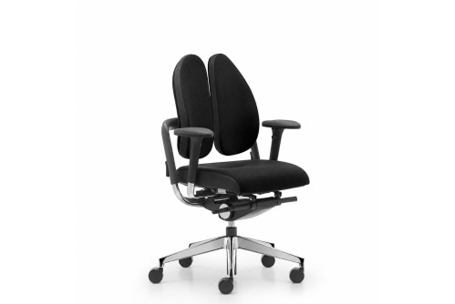 Ергономичен стол Nowy Styl Xenium Duo-Back в черно – изглед под ъгъл с двойна облегалка и 4D подлакътници
