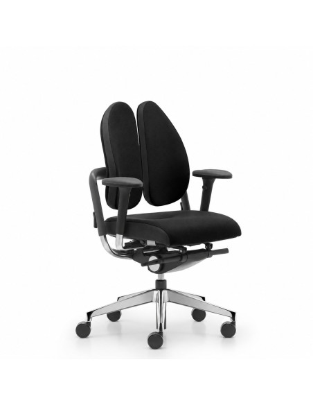 Ергономичен стол Nowy Styl Xenium Duo-Back в черно – изглед под ъгъл с двойна облегалка и 4D подлакътници