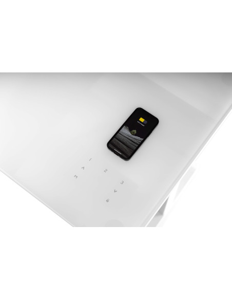 Бюро с безжично зарядно за смартфон, вградено в стъкления плот на Prodesk Elegance