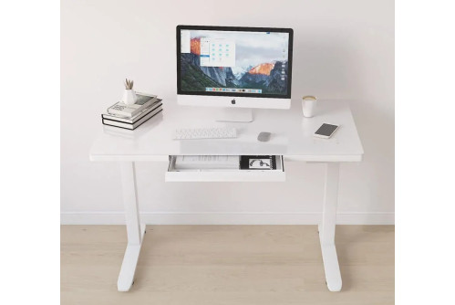 Бяло бюро с регулиране Prodesk Elegance с монитор, книги и отворено чекмедже