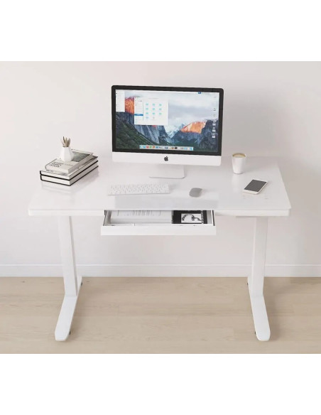 Бяло бюро с регулиране Prodesk Elegance с монитор, книги и отворено чекмедже